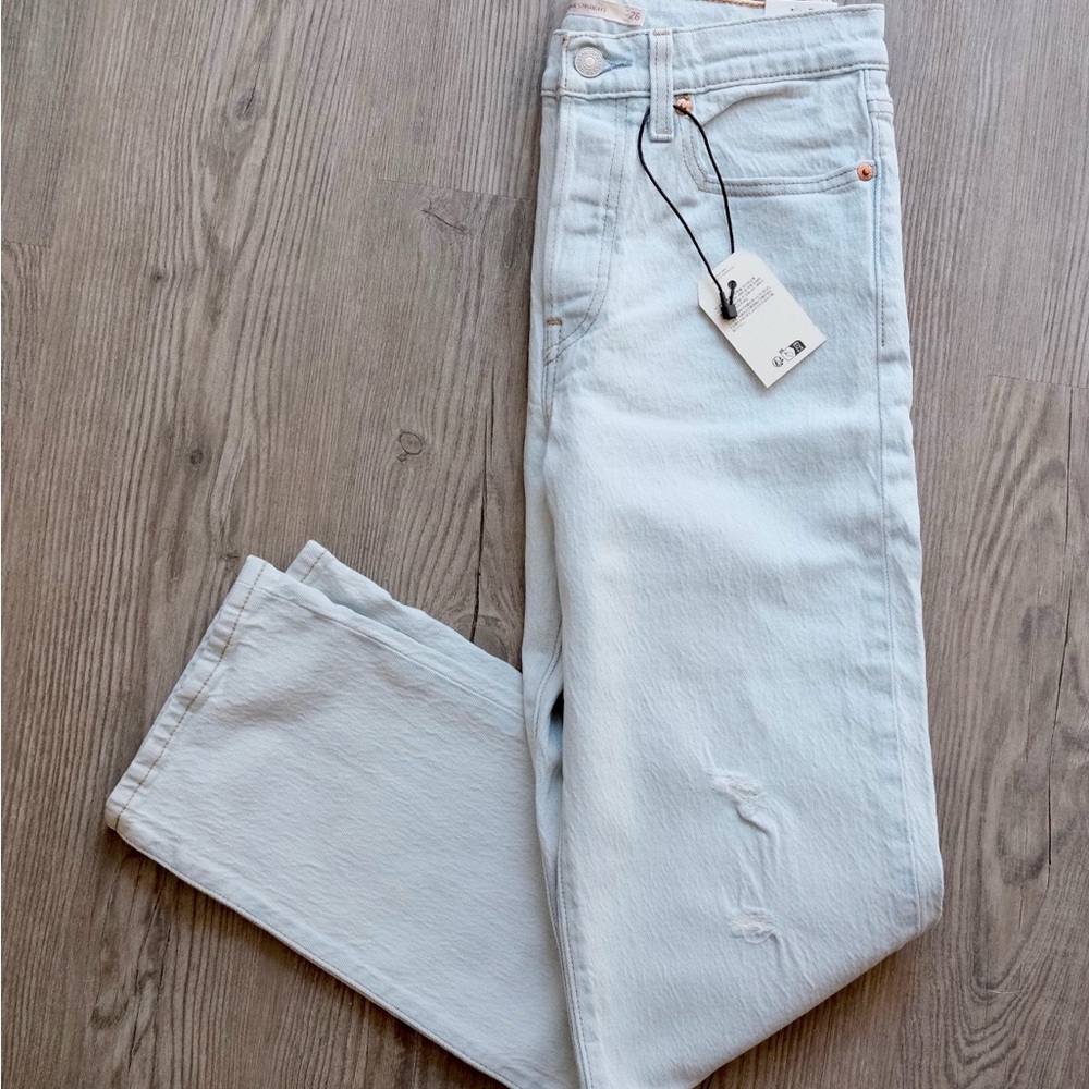 Women’s Levi’s Wedgie Straight Leg Size 26 Light Wash Distressed Jeans